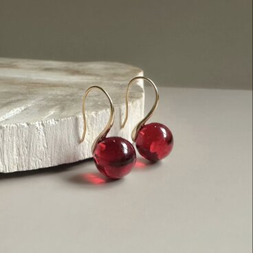 ※ABERTINO※ レッドカラー バルティック アンバー（天然琥珀） 一粒 ゴールドフック ピアス