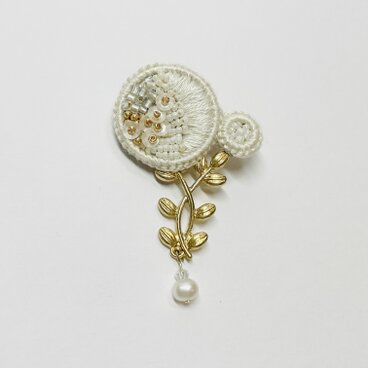 en ーひだまりの花ー ／ブローチ／ホワイト×ゴールドb020