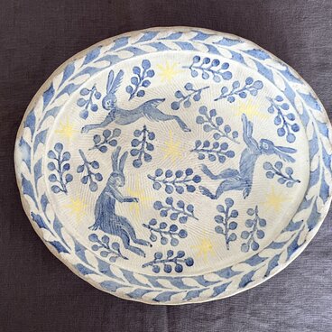 星集め ― 野うさぎの楕円皿（手びねり・一点物）