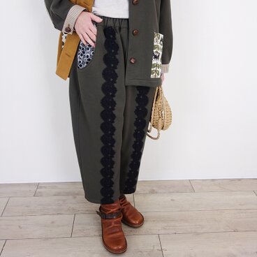 トープ裏毛、黒刺繍フラワーとレースのゆるテーパードパンツ（セットアップ可） │お花見 ドライブ お出かけ コットン 旅行