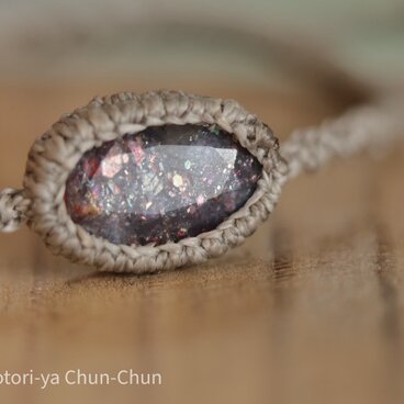 【小鳥屋厳選】スマイルベアーのコンフェッティ・アイオライトサンストーン・マクラメブレスレット【星砂】