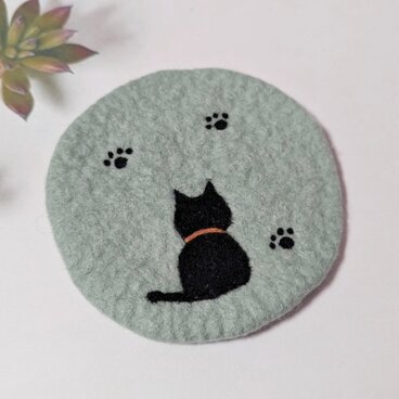 黒猫 羊毛フェルト コースター 丸型｜肉球デザインの猫雑貨（受注制作）