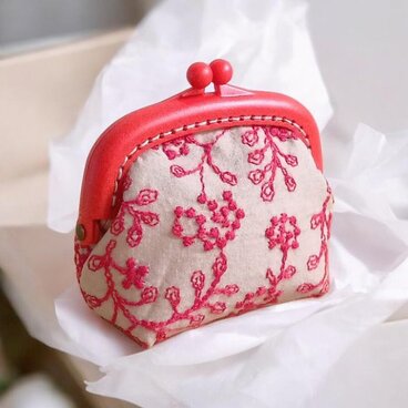 刺繍　プラスチックのがま口ミニポーチ　コインケース　8.5cm口金　アクセサリーケース　ベージュ　657　