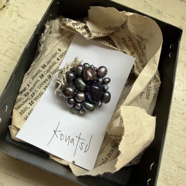 ごつごつブローチ(おめかし) 淡水パール　メタリックブルー