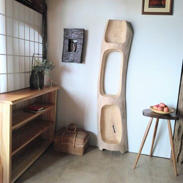 自然木・ディスプレイシェルフ　　〜桐・一木造りの壁掛けディスプレイ