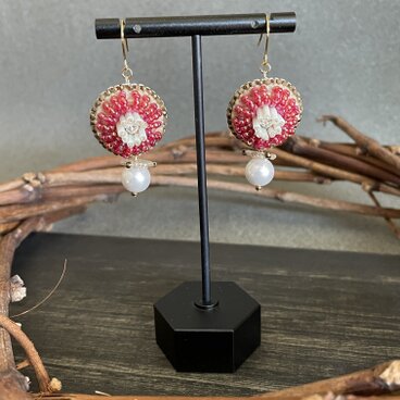 花のピアス　ゴールド×赤