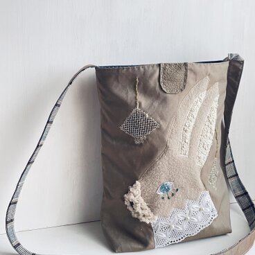 ブルーアイラビットとライトのバッグ