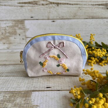 大人かわいい手刺繍春のお花のラウンドポーチ　国産帆布　コットン　ミモザ　小物入れ　春　プレゼント　ギフト