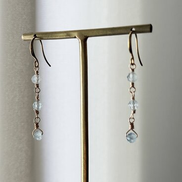 【3月誕生石】揺れるたび澄みわたる光。アクアマリン3連ピアス／イヤリング（金具変更可・アレルギー対応）