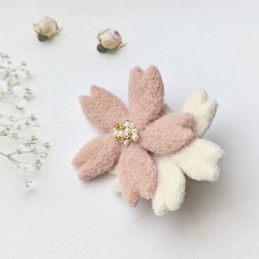小ぶりな羊毛フェルトの桜ブローチ｜大人シックな桜色と白/受注製作