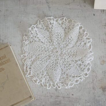 やわらかな手編みのドイリー