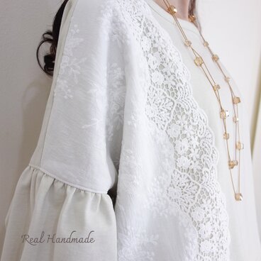 [予約販売] ミルキーグレージュのミニ裏毛と優美なレースのバルーン袖プルオーバー（セットアップ可）