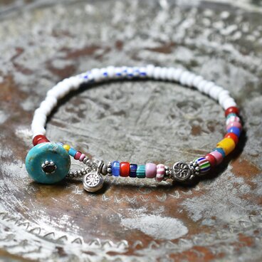ホワイト＆多彩アンティークヴェネチアビーズのブレス（太陽・ターコイズ留め金）