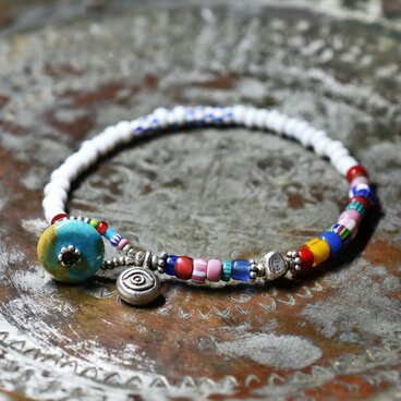 ホワイト＆多彩アンティークヴェネチアビーズのブレス（眼・ターコイズ留め金）