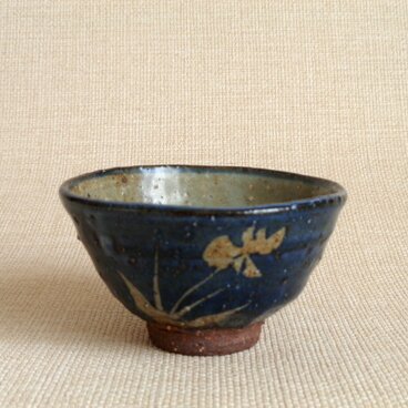 湯のみ（呉州抜絵 すみれb）