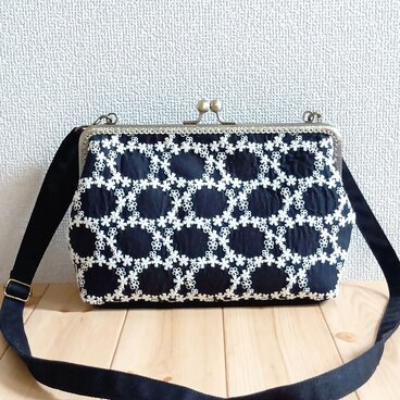 長財布も入る大きめ　華やかサークル刺繍　がま口ショルダーバッグ　25cm口金　ブラック　662
