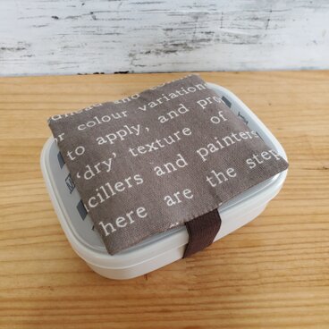 お弁当に！保冷剤ケース付きお弁当箱ゴムバンド ランチベルト 英字