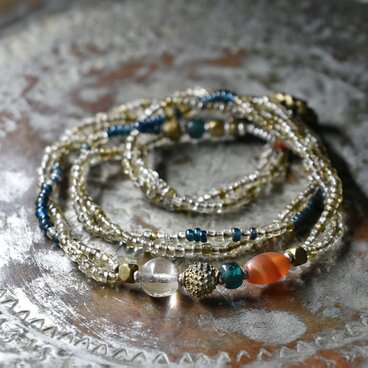 琥珀＆クリアシードビーズとインディゴブルービーズとクリアビーズ、つぶつぶブラス、シャン族カーネリアンの2連ネックレス