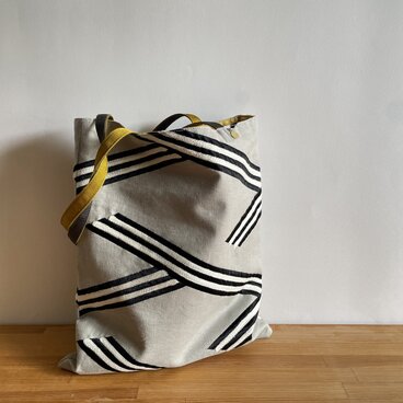 am467 ラインシンプルバッグ　からし　