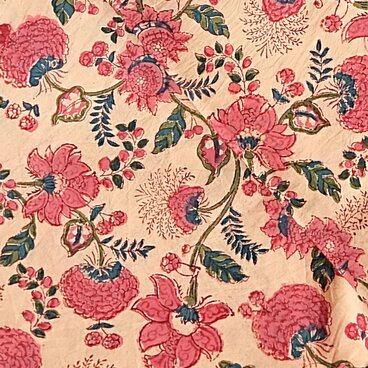 インド ブロックプリント生地 [50cm単位切り売り] ジャール 更紗ピンクフラワー on ベージュ 花 IF0470