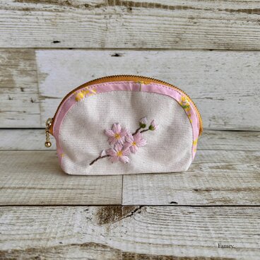 大人かわいい手刺繍桜とミモザのラウンドポーチ　国産帆布　コットン　桜　ミモザ　小物入れ　ギフト　春