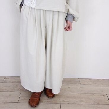 ミルキーグレージュのミニ裏毛・脇カーブバルーンパンツ（セットアップ可） │お花見 ドライブ お出かけ コットン 旅行