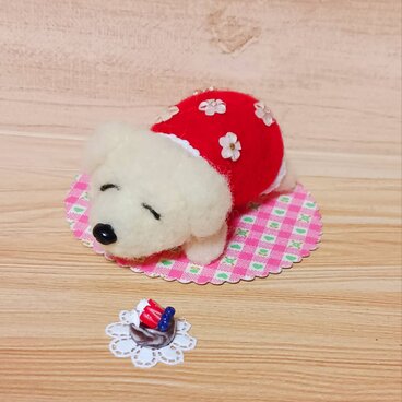 小さなワンちゃん　眠たいのかな　笑っているのかな　ケーキ早く食べたいね