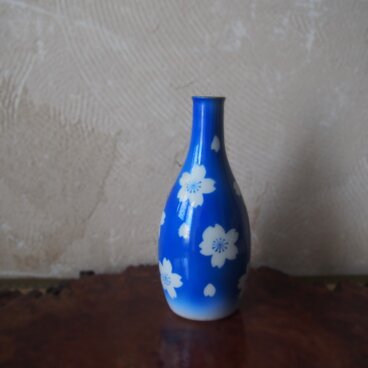 鮮やかなブルー桜散らし紋徳利　1本　桜吹雪