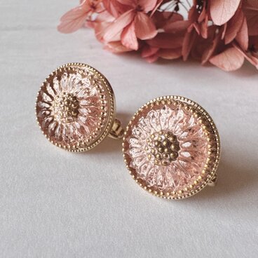 チェコガラスボタンのピアス／イヤリング　ヴィンテージピンク