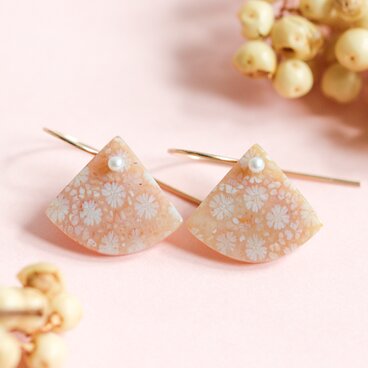 【ラッピング無料】母の日ギフト/花模様のフォッシルコーラルとパールのピアス/一点もの天然石ピアス/14kgf