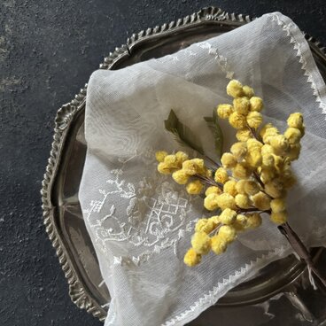 たわわに実ったミモザのコサージュ