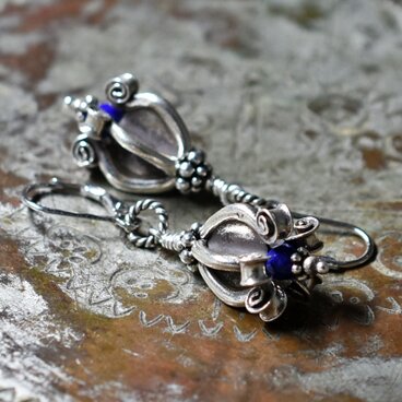 ドークラックカレンシルバー、ラピスラズリのピアス