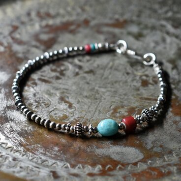 キングマンターコイズ＆金赤ホワイトハーツ、ターコイズブルーシェブロン、ナバホパールのブレス