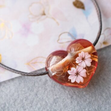 桜のとんぼ玉ハート形ガラスペンダント　金箔入り
