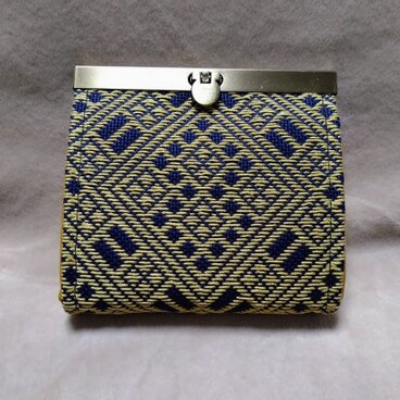 津軽こぎん刺しで仕立てた直線口金のハーフ財布　紺×渋クリーム