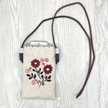 手刺繍スマホショルダー　2輪の花