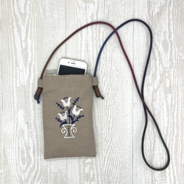 手刺繍スマホショルダー　ユリ花瓶