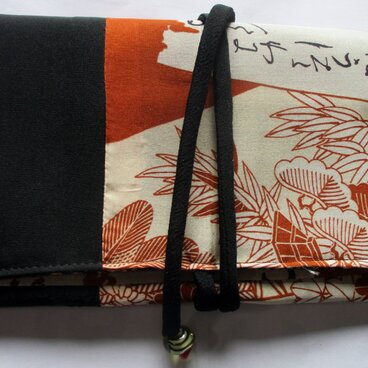 ８６４９　長襦袢と黒羽織で作った和風財布・ポーチ　