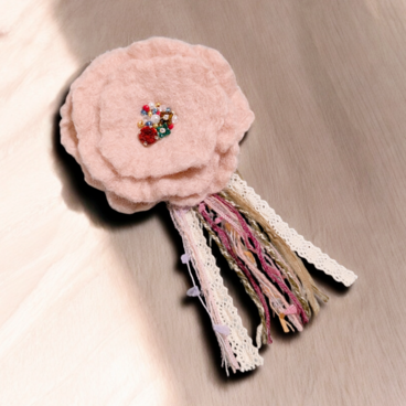 ふんわり揺れる、ハレの日の花。羊毛フェルトのブーケコサージュ（ピンク）｜卒入学式・ブローチ（受注製作）