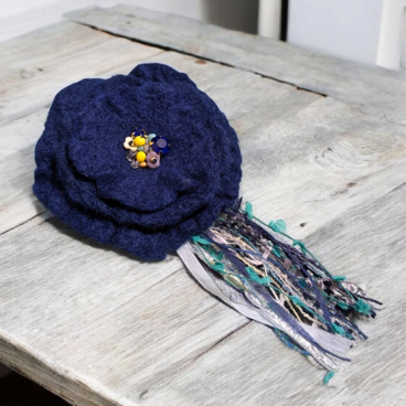 ふんわり揺れる、ハレの日の花。羊毛フェルトのブーケコサージュ（濃紺）｜卒入学式・ブローチ（受注製作）