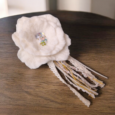 ふんわり揺れる、ハレの日の花。羊毛フェルトのブーケコサージュ（白）｜卒入学式・ブローチ（受注製作）