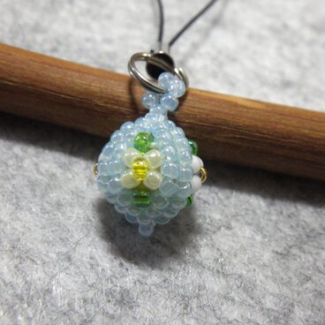 彩花珠～四ツ花ビーズ玉ストラップ（クリーム色＆白色×水色）