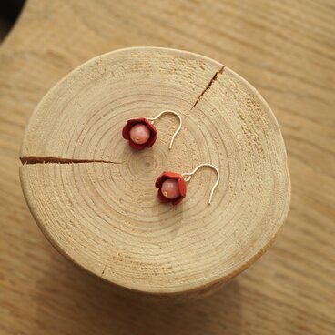 赤い革の小花のピアス 14kgf