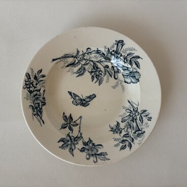 Badonviller　Jasmin /バドンヴィレー ジャスミン 　ジャスミンの庭園で蝶が舞うスーププレート