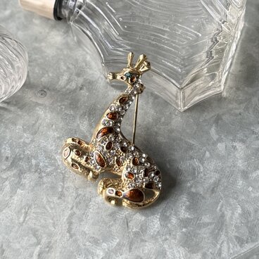 SC153-ヴィンテージブローチ U.S.A. 1980's Gold Tone Sitting Giraffe