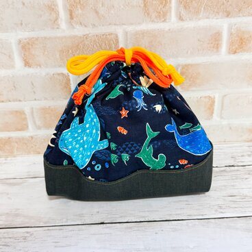 ちょっと大きめ　お弁当袋　【和柄・水族館★紺】