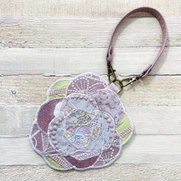 z377●バラポーチミニ（ミナペルホネン刺繍生地使用