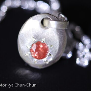 【小鳥屋ルーン入り】特注カット　ハビブのオレゴンサンストーン・ペンダント（チェーン付き）【カンテラジェム・陽護】