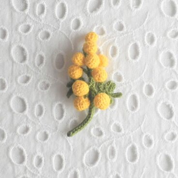 かぎ針で編んだブローチ　ミモザ　軽いコサージュ　刺繍糸２本どり