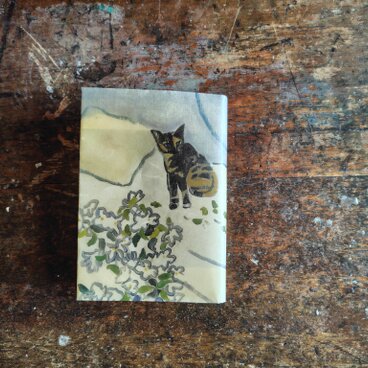 絵本なブックカバー『サビ猫のハル』